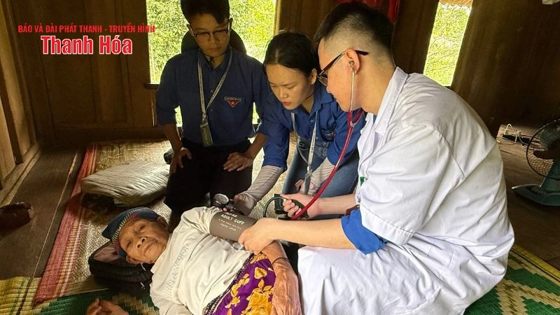 Áo trắng đến với vùng biên