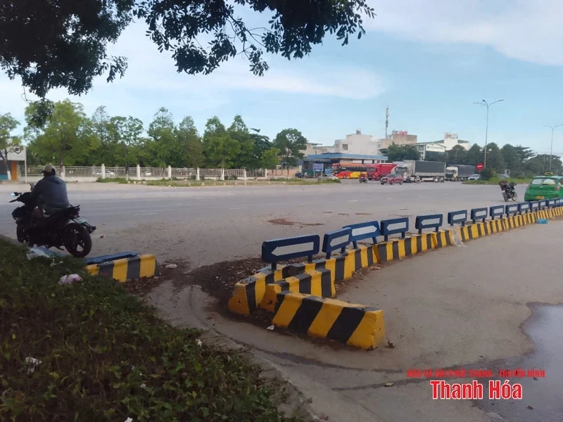 TP Thanh Hóa: Dải phân cách an toàn giao thông bị tháo dỡ, di dời trái phép