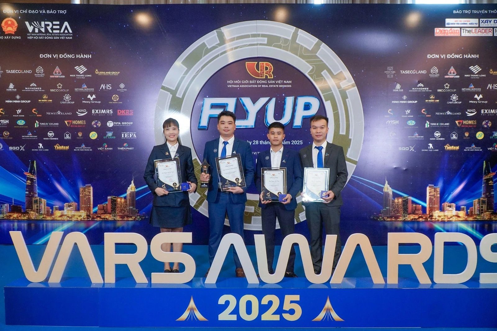 Bất động sản Bắc Bộ được vinh danh giải thưởng Cầu Vàng: Top 10 sàn giao dịch bất động sản xuất sắc Việt Nam
