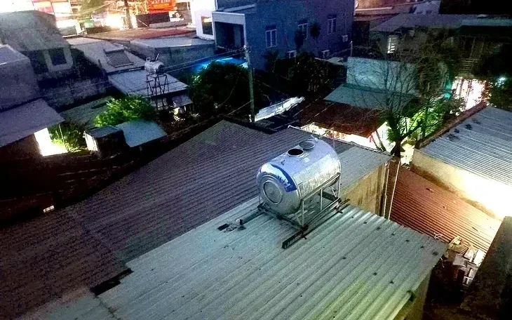 Phát hiện bộ xương người trong bồn nước trên mái nhà