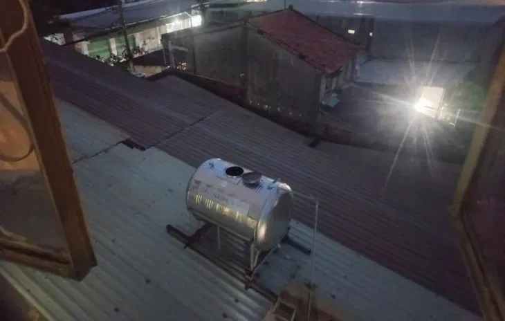 Phát hiện bộ xương người trong bồn nước trên mái nhà