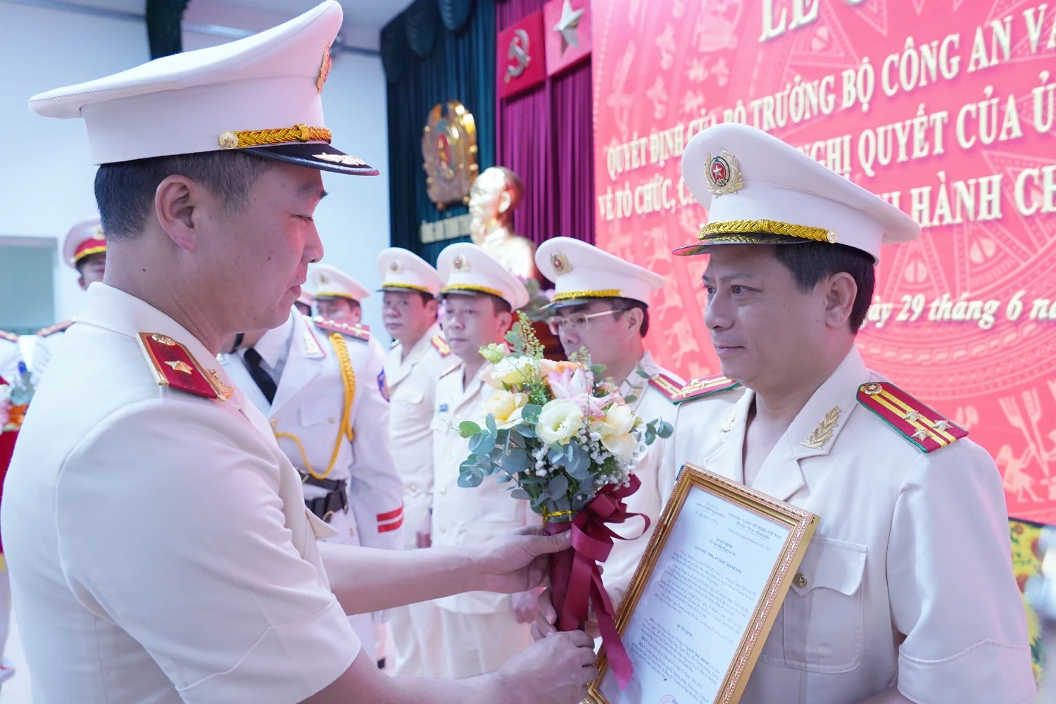 Công an tỉnh Thanh Hóa công bố các quyết định về tổ chức, cán bộ