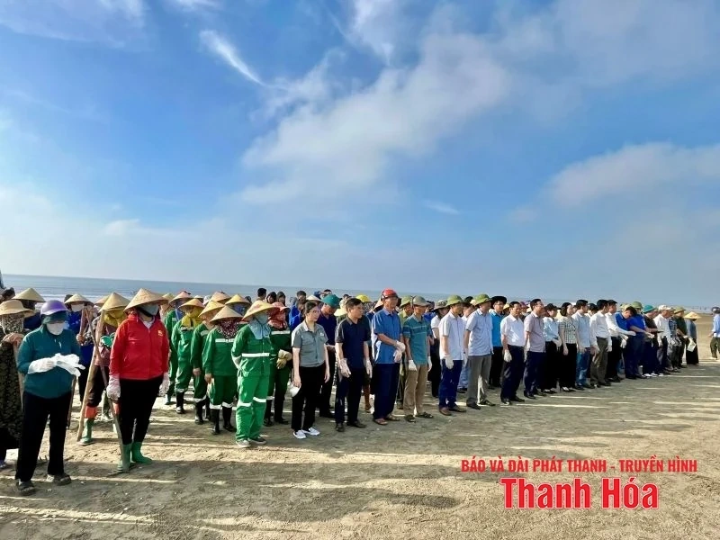 Phường Nam Sầm Sơn đồng loạt ra quân dọn vệ sinh môi trường biển