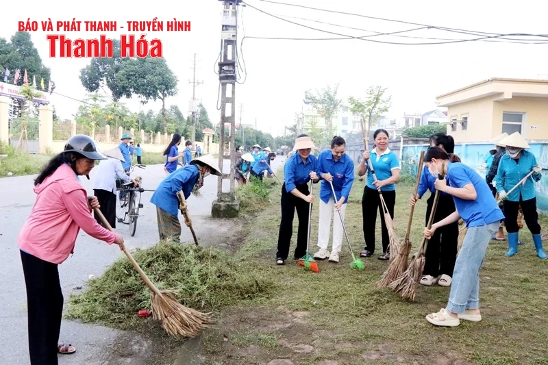 Hơn 100 cán bộ, hội viên, đoàn viên ra quân tổng vệ sinh môi trường