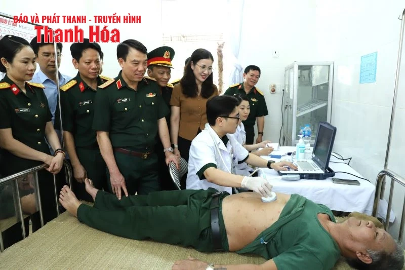 Khám bệnh, cấp thuốc miễn phí và tặng quà cho các gia đình chính sách, hộ nghèo tại xã Yên Thọ