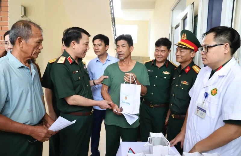 Khám bệnh, cấp thuốc miễn phí và tặng quà cho các gia đình chính sách, hộ nghèo tại xã Yên Thọ