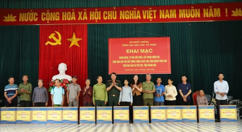 Khám bệnh, cấp thuốc miễn phí và tặng quà cho các gia đình chính sách, hộ nghèo tại xã Yên Thọ