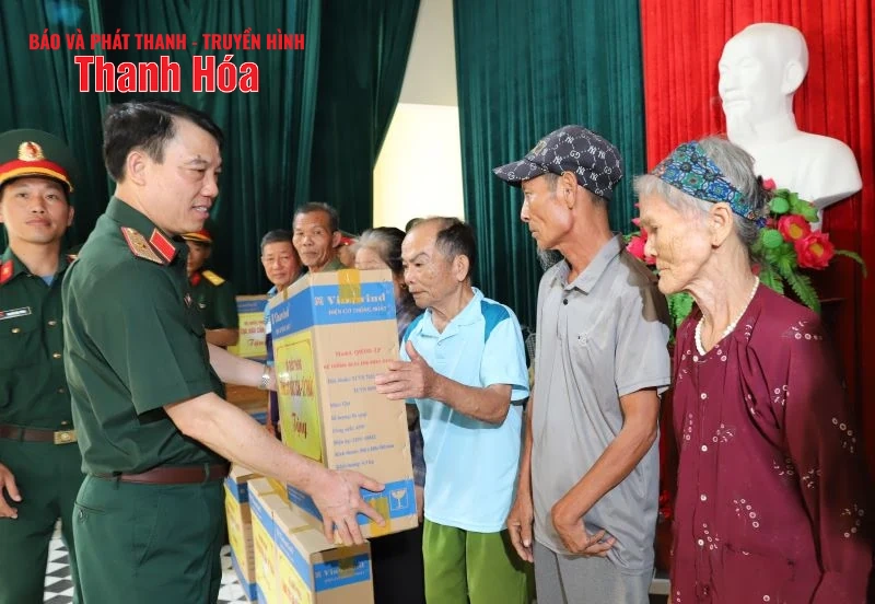 Khám bệnh, cấp thuốc miễn phí và tặng quà cho các gia đình chính sách, hộ nghèo tại xã Yên Thọ