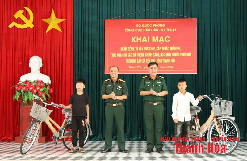 Khám bệnh, cấp thuốc miễn phí và tặng quà cho các gia đình chính sách, hộ nghèo tại xã Yên Thọ