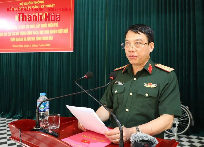 Khám bệnh, cấp thuốc miễn phí và tặng quà cho các gia đình chính sách, hộ nghèo tại xã Yên Thọ