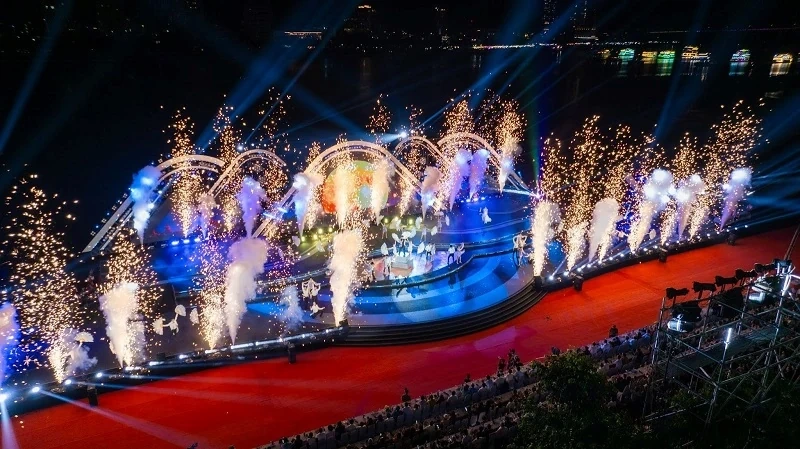 Tùng Dương, Mỹ Tâm, Hương Tràm cùng loạt sao đổ bộ sân khấu chung kết DIFF 2025