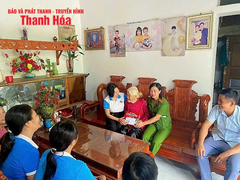 Thăm, tặng quà Mẹ Việt Nam Anh hùng, người có công với cách mạng