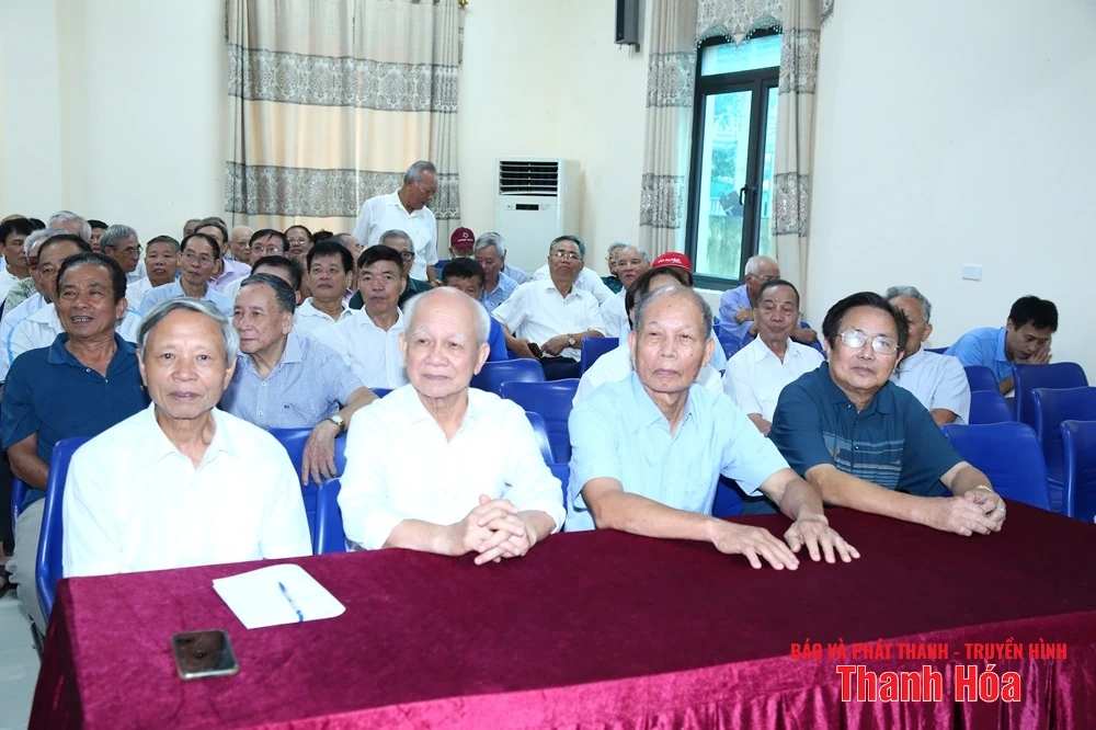 Phó Bí thư Thường trực Tỉnh uỷ Lại Thế Nguyên thăm và nói chuyện với hội viên Câu lạc bộ Hàm Rồng