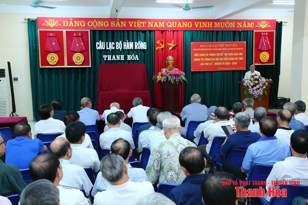 Phó Bí thư Thường trực Tỉnh uỷ Lại Thế Nguyên thăm và nói chuyện với hội viên Câu lạc bộ Hàm Rồng