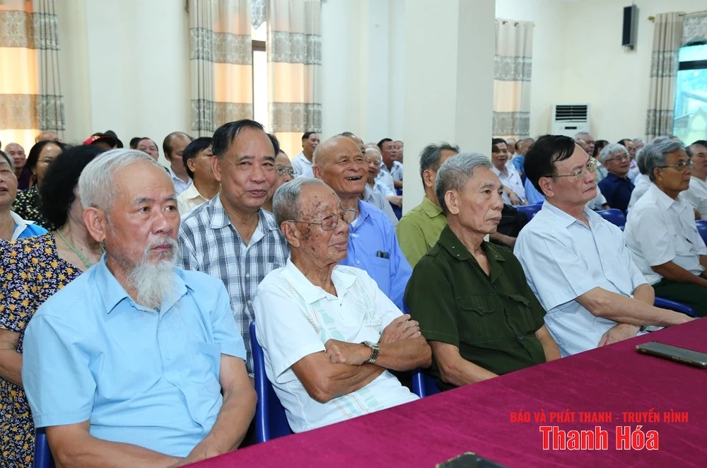 Phó Bí thư Thường trực Tỉnh uỷ Lại Thế Nguyên thăm và nói chuyện với hội viên Câu lạc bộ Hàm Rồng
