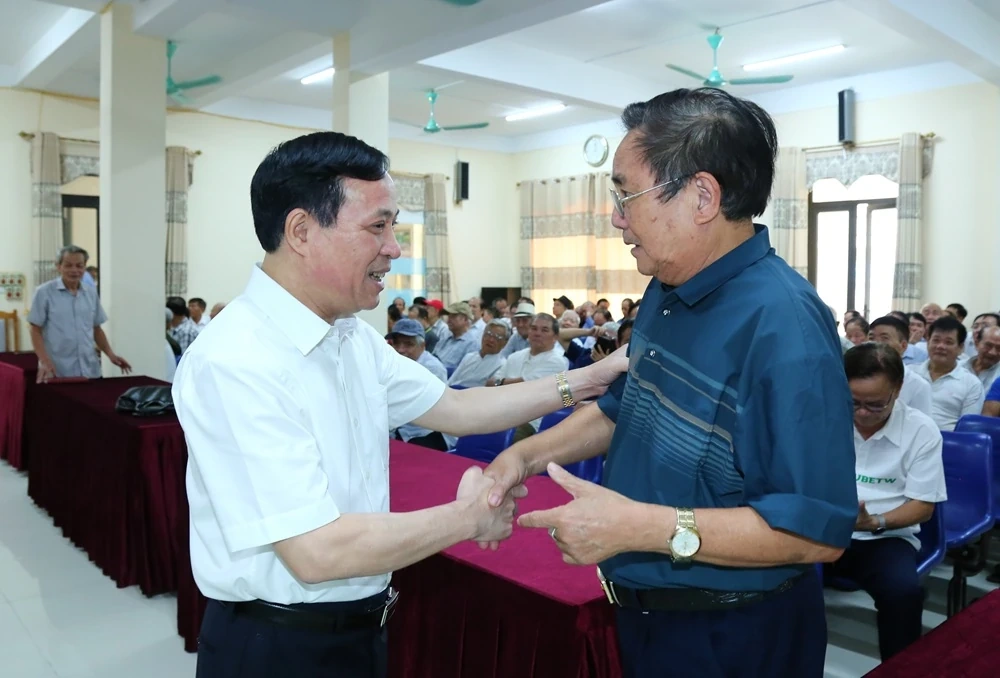 Phó Bí thư Thường trực Tỉnh uỷ Lại Thế Nguyên thăm và nói chuyện với hội viên Câu lạc bộ Hàm Rồng