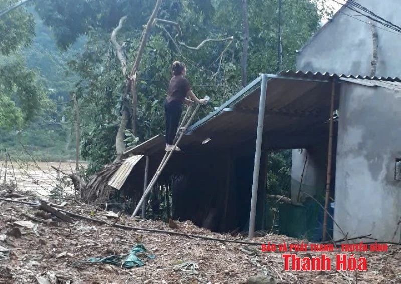 Mưa dông khiến nhiều nhà dân tốc mái, công sở hư hỏng