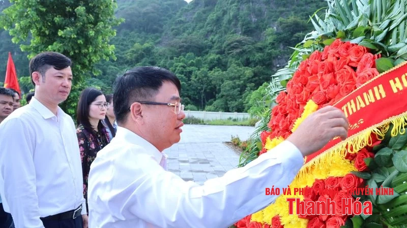 Trưởng Ban Quản lý KKT Nghi Sơn và các KCN thăm hỏi, tặng quà gia đình chính sách