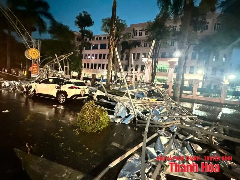 Thanh Hóa: Gió lớn gây tốc mái, cây gãy, ách tắc giao thông tại ngã tư Đại lộ Lê Lợi