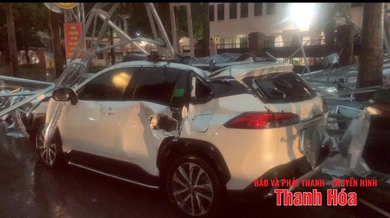 Thanh Hóa: Gió lớn gây tốc mái, cây gãy, ách tắc giao thông tại ngã tư Đại lộ Lê Lợi