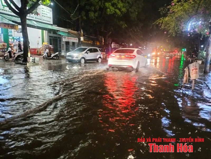 Thanh Hóa: Gió lớn gây tốc mái, cây gãy, ách tắc giao thông tại ngã tư Đại lộ Lê Lợi