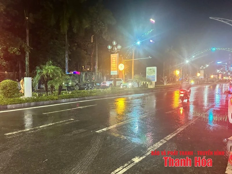 Ngã tư Đại lộ Lê Lợi lưu thông bình thường sau sự cố mái tôn đổ sập do mưa dông