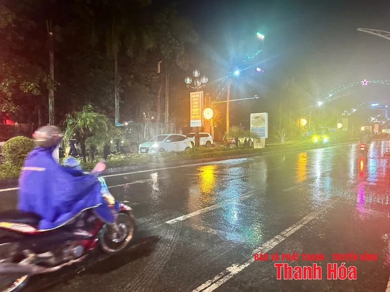 Ngã tư Đại lộ Lê Lợi lưu thông bình thường sau sự cố mái tôn đổ sập do mưa dông
