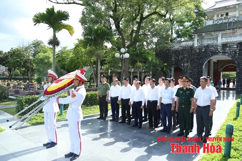 Phó Chủ tịch Thường trực HĐND tỉnh Lê Tiến Lam cùng đoàn đại biểu tỉnh Thanh Hóa viếng các anh hùng liệt sĩ tại tỉnh Điện Biên