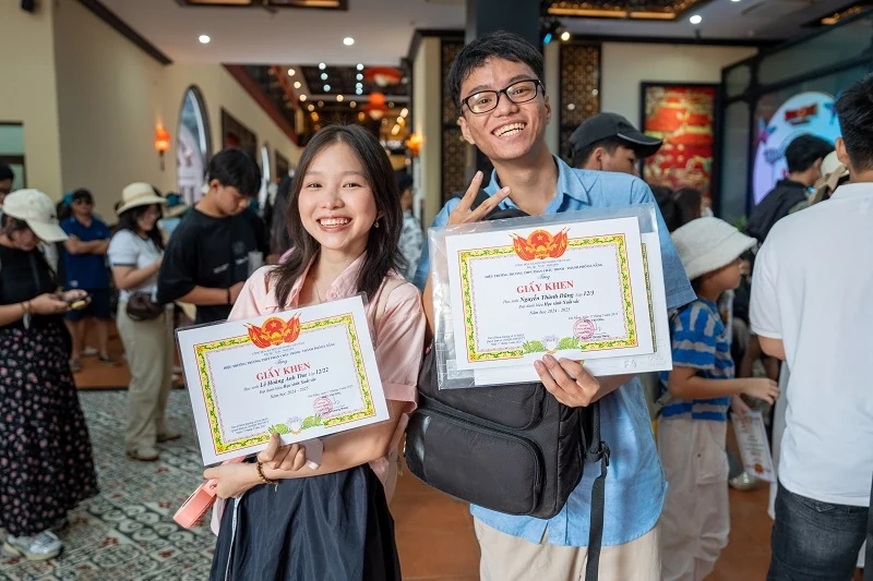 Gần 10 ngàn lượt học sinh giỏi đến Ba Na Hills vui chơi miễn phí