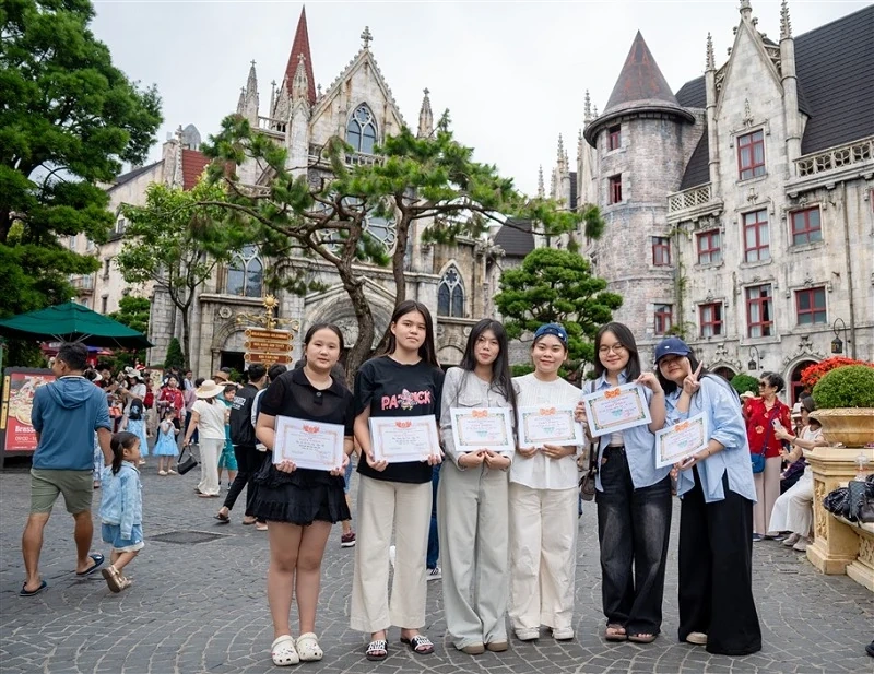 Gần 10 ngàn lượt học sinh giỏi đến Ba Na Hills vui chơi miễn phí