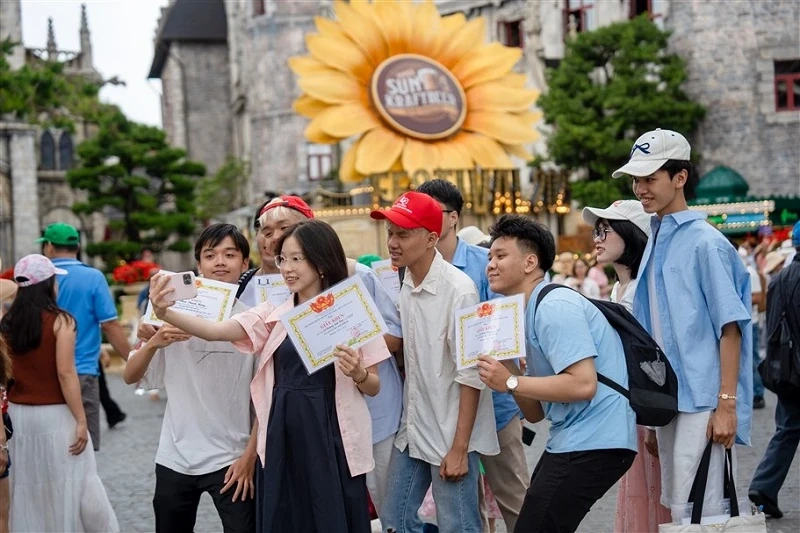 Gần 10 ngàn lượt học sinh giỏi đến Ba Na Hills vui chơi miễn phí