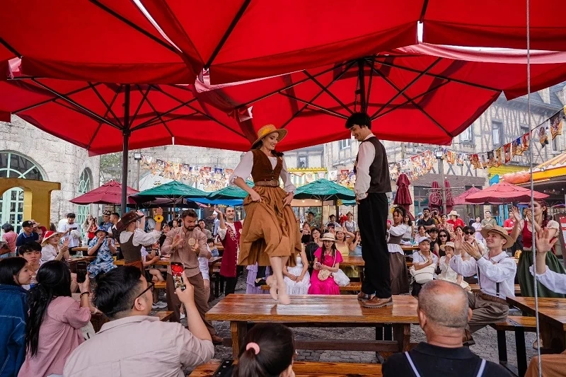 Gần 10 ngàn lượt học sinh giỏi đến Ba Na Hills vui chơi miễn phí