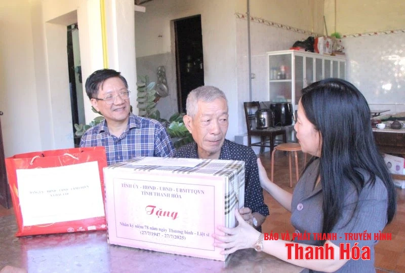 Chủ nhiệm Ủy ban Kiểm tra Tỉnh ủy Phạm Thị Thanh Thủy thăm, tặng quà các gia đình chính sách