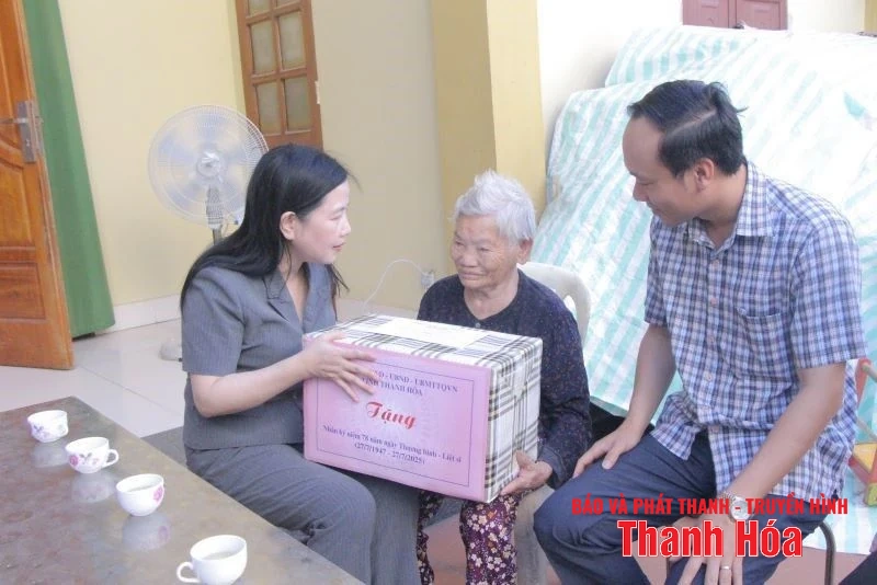 Chủ nhiệm Ủy ban Kiểm tra Tỉnh ủy Phạm Thị Thanh Thủy thăm, tặng quà các gia đình chính sách