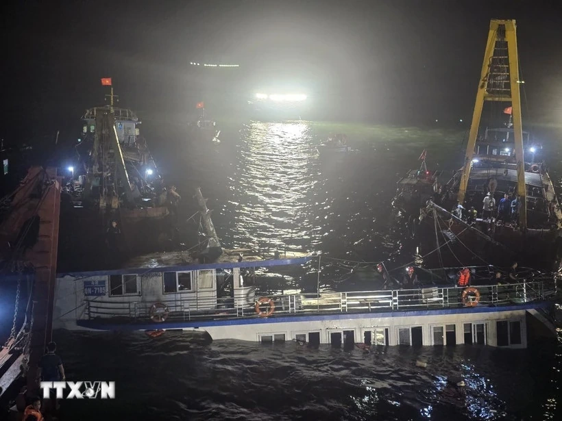 Cập nhật vụ lật tàu trên vịnh Hạ Long: 10 người được cứu sống, 37 người tử vong