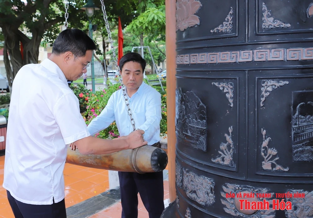 Bí thư Tỉnh ủy Nguyễn Doãn Anh và Đoàn đại biểu tỉnh Thanh Hóa dâng hoa, dâng hương Chủ tịch Hồ Chí Minh, Đại tướng Võ Nguyên Giáp và Nghĩa trang liệt sĩ các tỉnh: Nghệ An, Hà Tĩnh, Quảng Trị