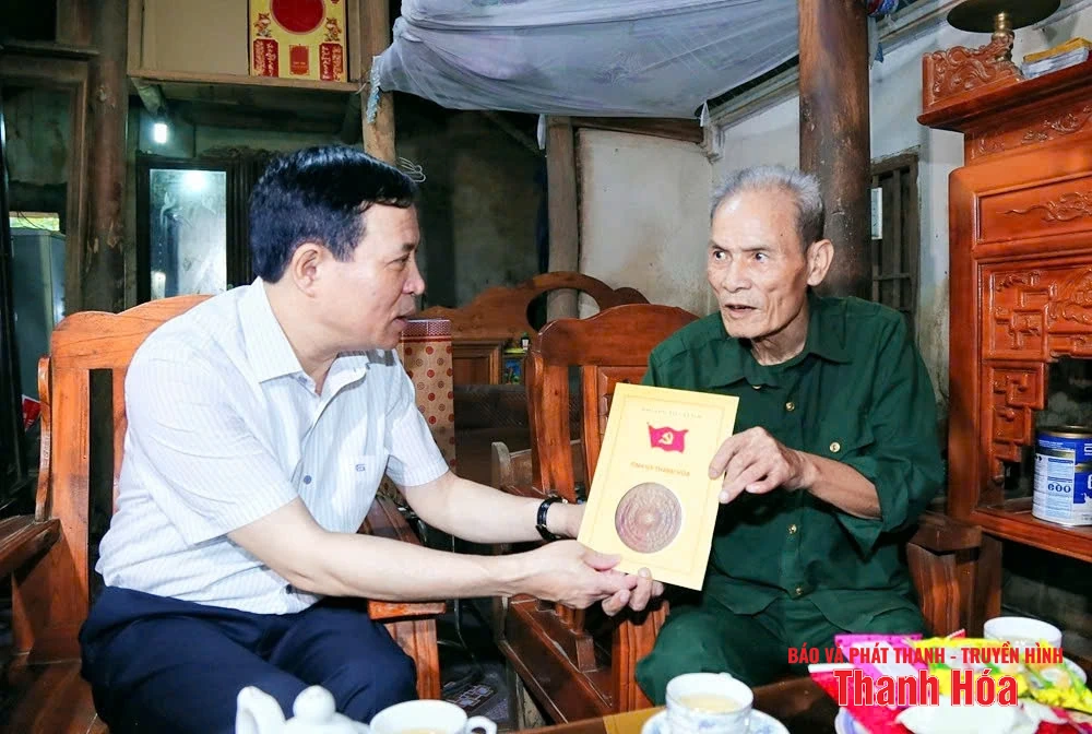 Phó Bí thư Thường trực Tỉnh ủy Lại Thế Nguyên viếng nghĩa trang liệt sĩ và thăm, tặng quà gia đình chính sách