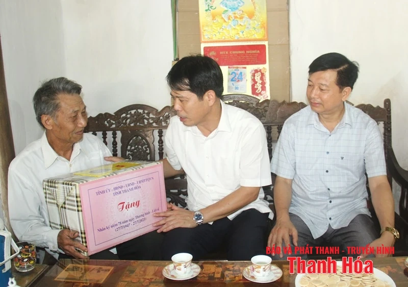 Trưởng Ban Tuyên giáo và Dân vận Tỉnh ủy Đào Xuân Yên thăm, tặng quà các gia đình chính sách