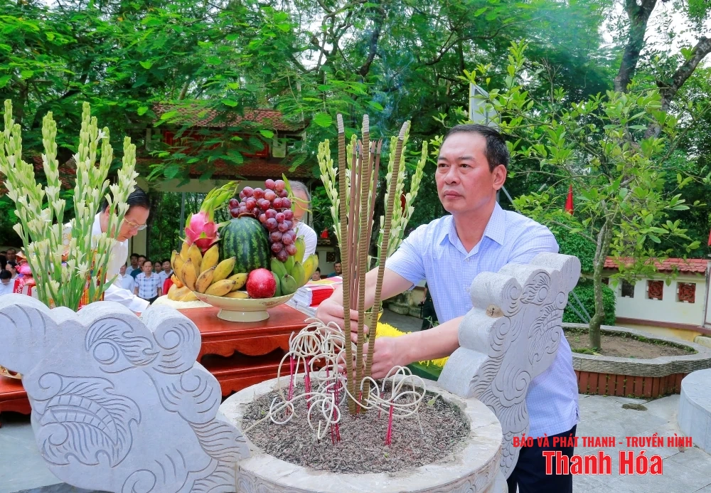 Phó Bí thư Tỉnh ủy Trịnh Tuấn Sinh tặng quà gia đình chính sách tại các phường Sầm Sơn và Nam Sầm Sơn