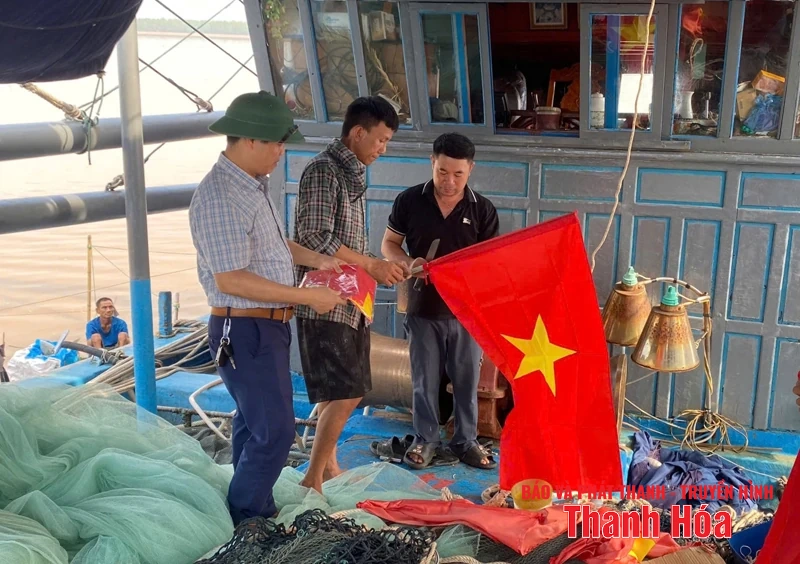 Quốc kỳ giữa biển khơi
