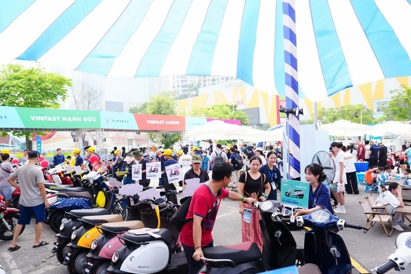 Người Hà Nội rộn ràng đổi xe xăng lấy xe máy điện, nhiều khách hàng “lên đời không cần lái thử”