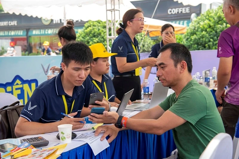 Người Hà Nội rộn ràng đổi xe xăng lấy xe máy điện, nhiều khách hàng “lên đời không cần lái thử”