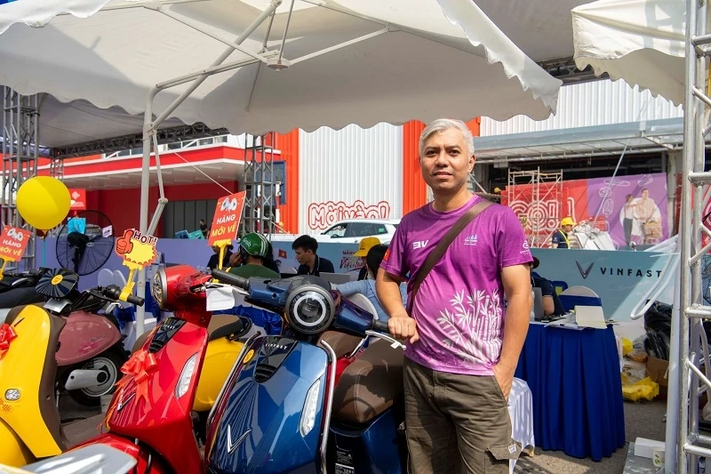 Người Hà Nội rộn ràng đổi xe xăng lấy xe máy điện, nhiều khách hàng “lên đời không cần lái thử”