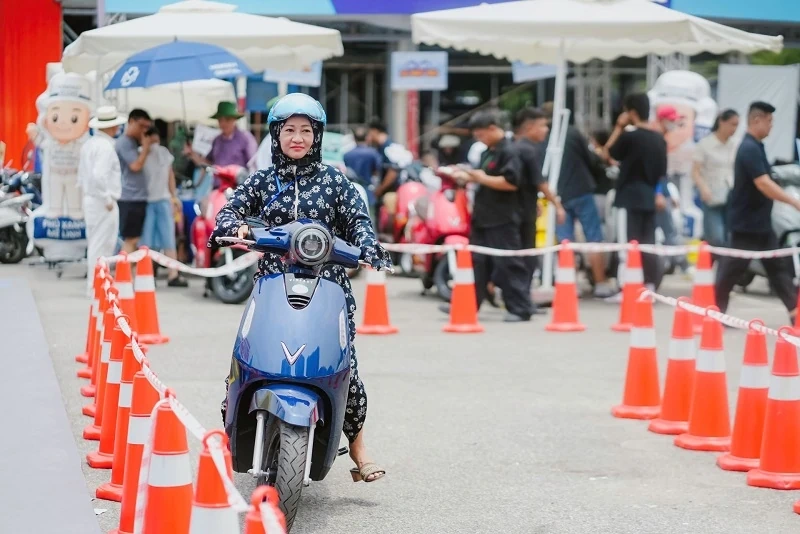 Người Hà Nội rộn ràng đổi xe xăng lấy xe máy điện, nhiều khách hàng “lên đời không cần lái thử”