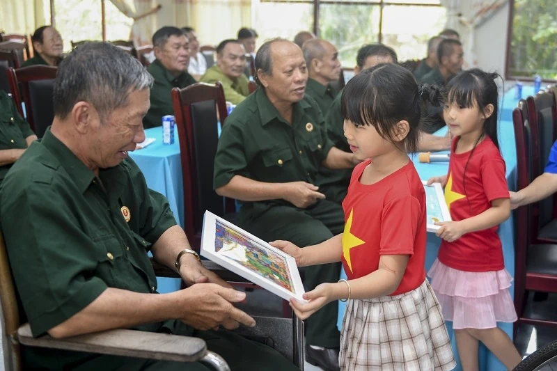 Vinamilk “Viết tiếp câu chuyện hòa bình” bằng tranh và hành động