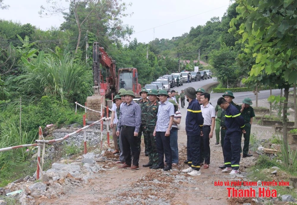 Phó Chủ tịch UBND tỉnh Mai Xuân Liêm họp với 24 xã miền núi về công tác ứng phó bão số 3