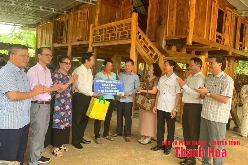 Hiệp hội Du lịch tỉnh Thanh Hóa trao nhà tình nghĩa, tặng quà gia đình chính sách