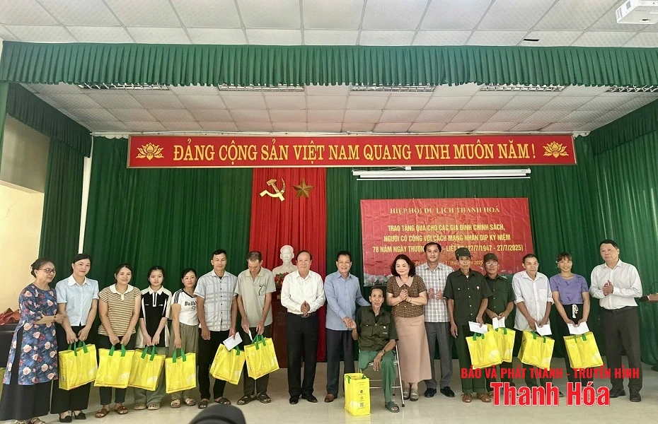 Hiệp hội Du lịch tỉnh Thanh Hóa trao nhà tình nghĩa, tặng quà gia đình chính sách