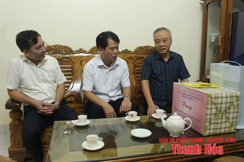 Trưởng Ban Tuyên giáo và Dân vận Tỉnh ủy Đào Xuân Yên viếng nghĩa trang liệt sĩ và thăm, tặng quà các gia đình chính sách