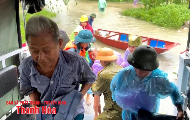 Cảnh sát PCCC&CNCH nỗ lực, khẩn trương di dời người già và trẻ nhỏ khỏi vùng nguy hiểm